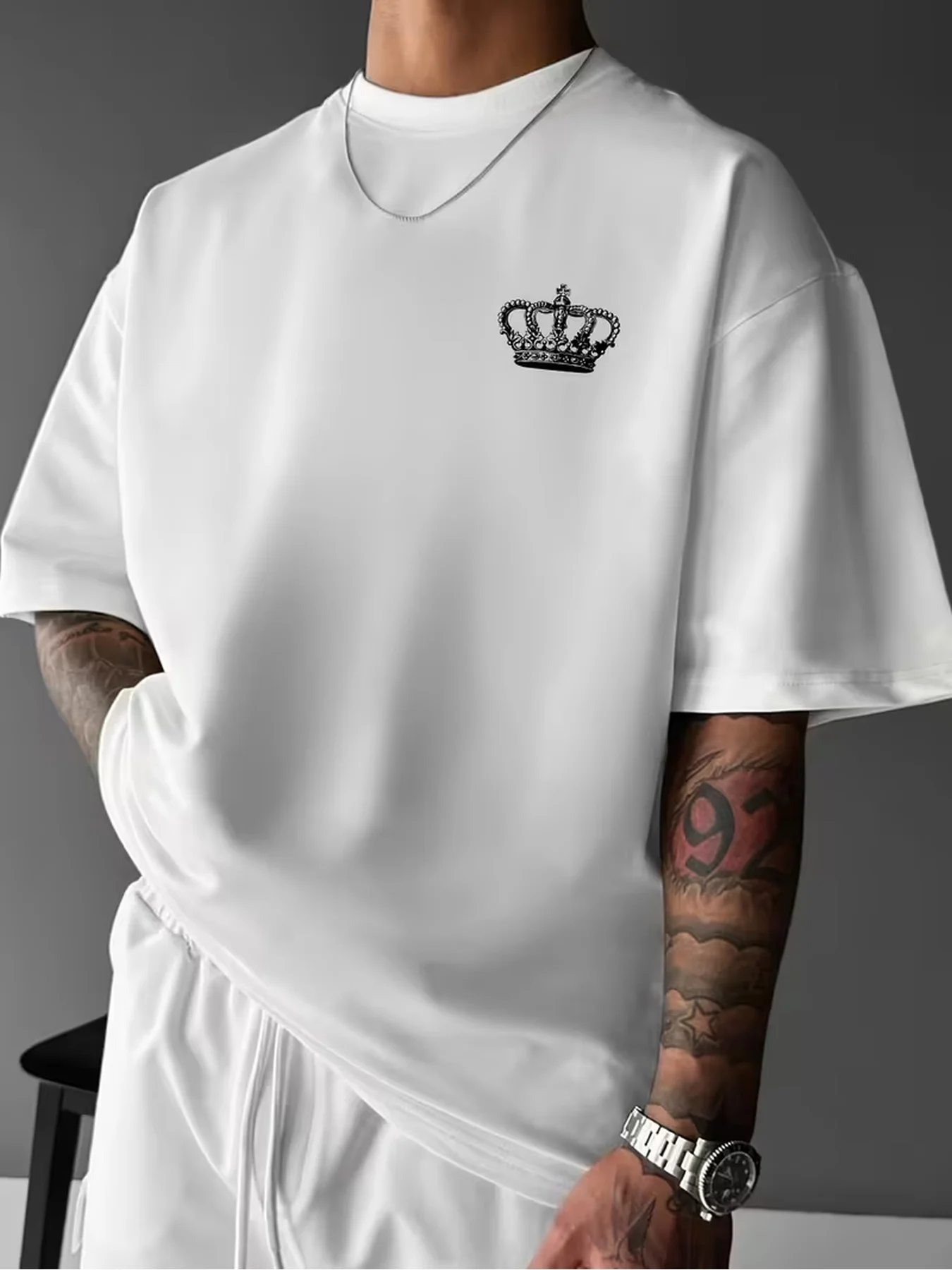 Urbanes Streetwear-T-Shirt mit Kräftigem Flügel- und Kronenmotiv und Inspirierendem Vertikalem Zitat, 100% Baumwolle, Herren-T-Shirt für Sommerliche Tagesausflüge – Detail 6