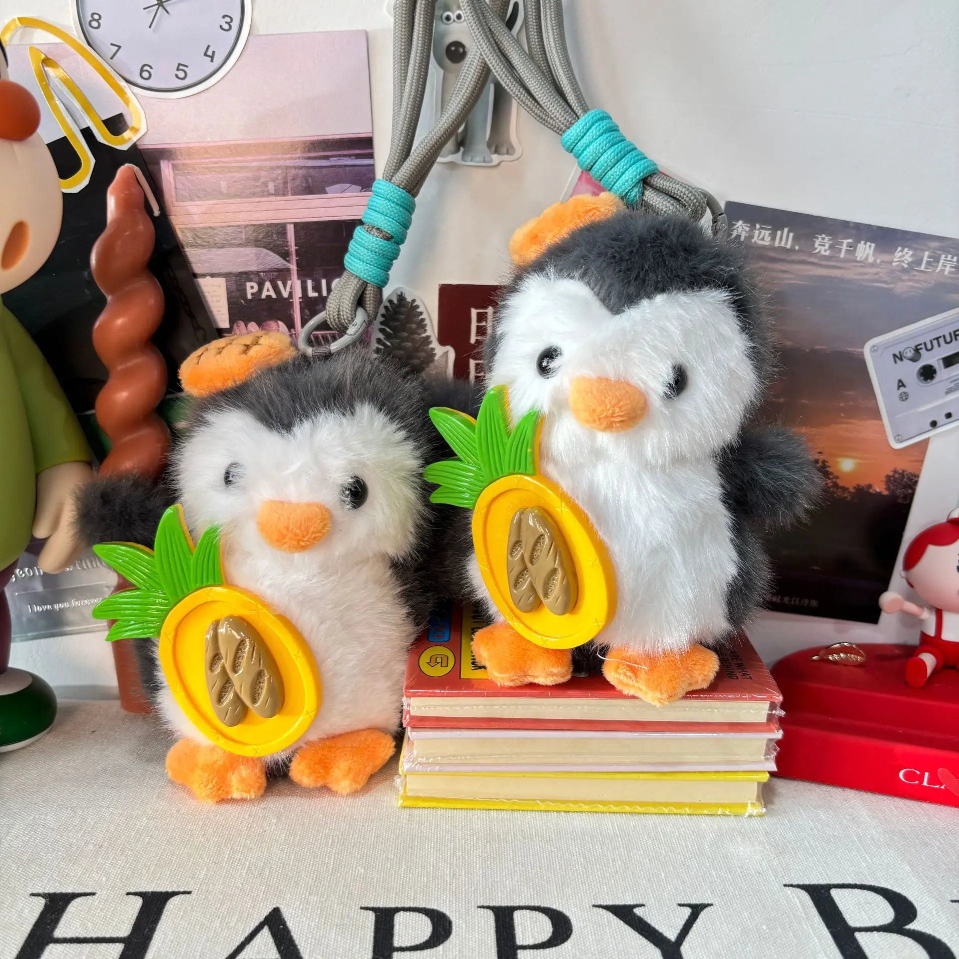 النسخة الكورية لطيف البطريق أفخم دمية قلادة المفاتيح هدايا أعياد ميلاد للأطفال على ظهره ديكور نابض بالحياة أفخم البطريق الحيوان المفاتيح