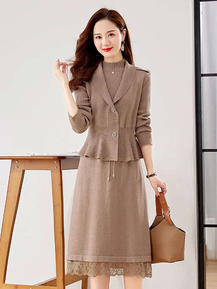 

Элегантное вязаное платье и жилет-базовый слой: новый осенний комплект 2025 года для женщин, стройнящий силуэт, в нежном и изысканном стиле.