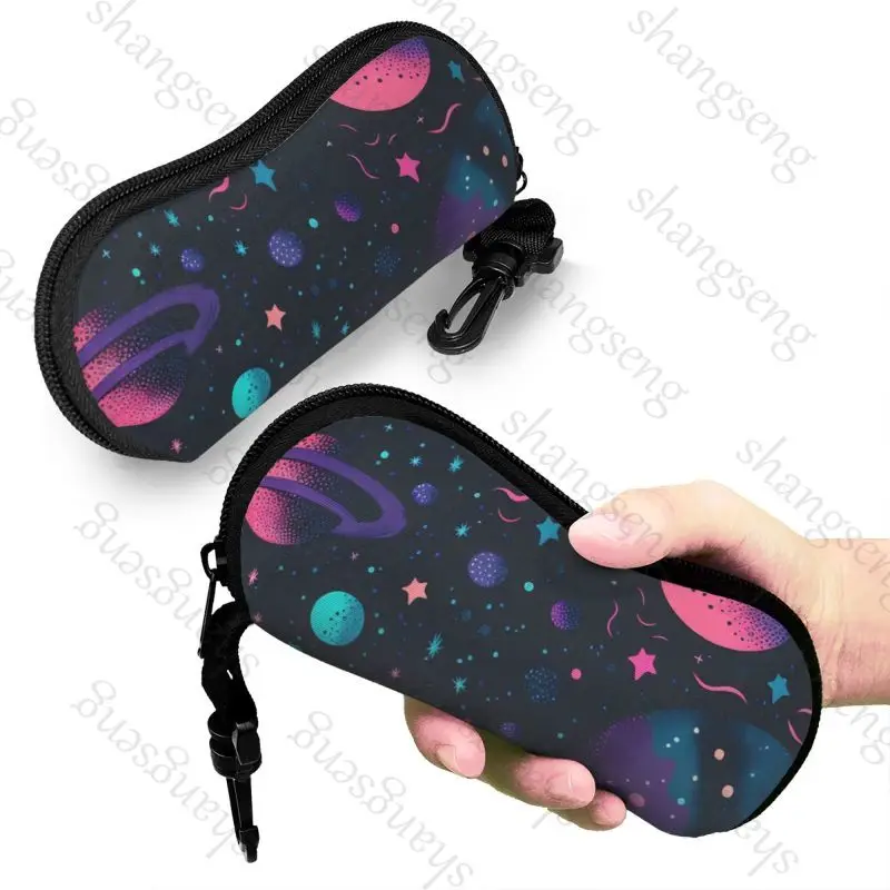 Estuche para gafas con estampado de dibujos animados Cosmic Sky, estuche portátil con cremallera, carcasa suave, adecuado para almacenamiento de cosméticos