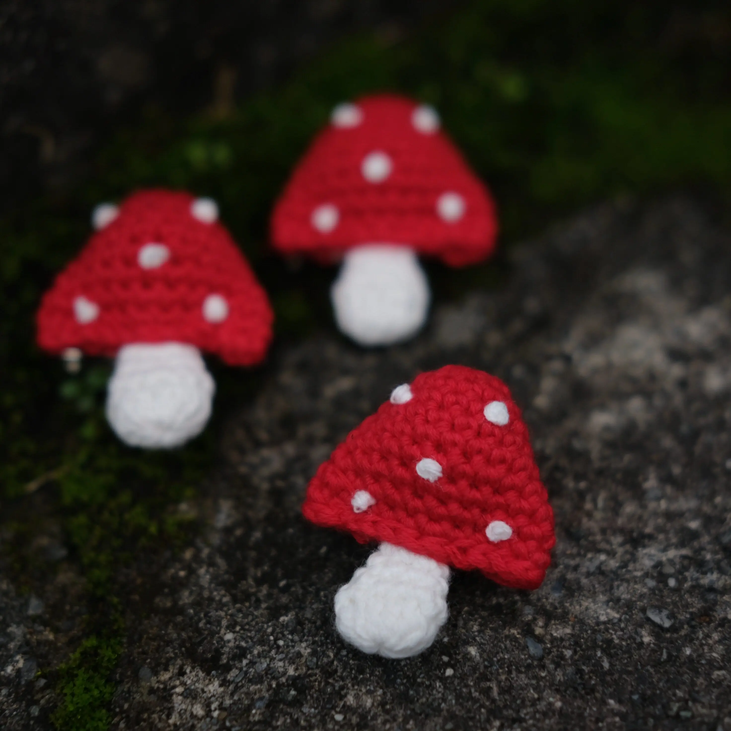 Handmade Cute Red White Crochet Mushroom Brooch Women's Contrast Color Pin Unique Casual Sweater Coat Decorative Accessory Gift