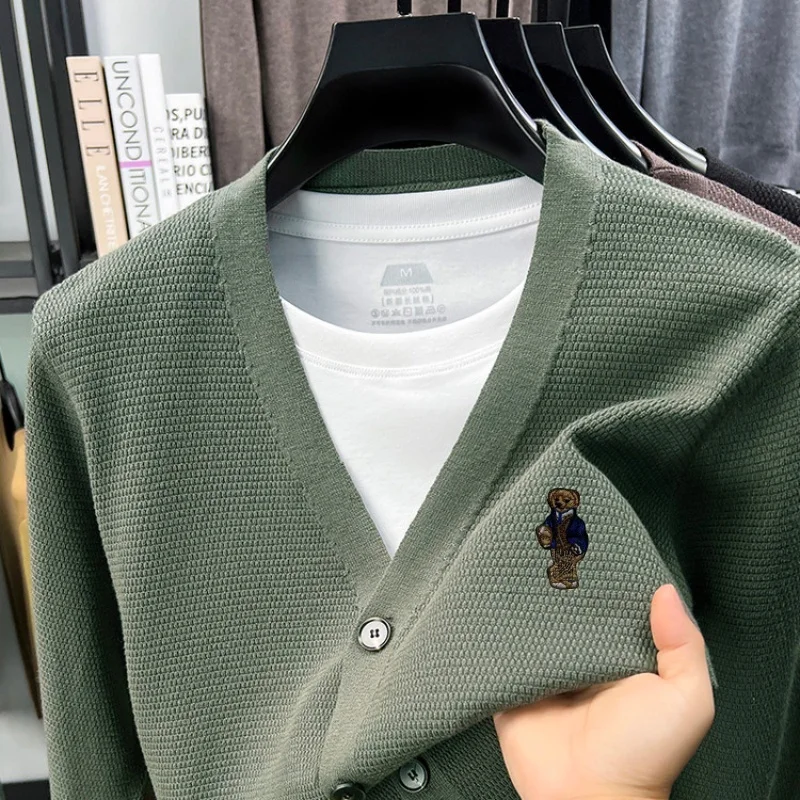 Neuer Herbst-Winter-Trend: Herren-Strickpullover mit Stickerei, Hochwertiger Cardigan mit Knöpfen, Komfortabler V-Ausschnitt, Lässige Business-Herrenbekleidung – Detail 4