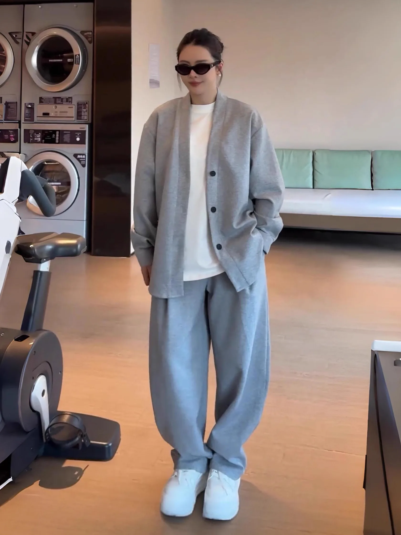 

Новый весенне-осенний повседневный комплект с v-образным вырезом, мужской ленивый открытый кардиган, верхняя одежда, широкие брюки, комплект из двух предметов, удобный хлопок...