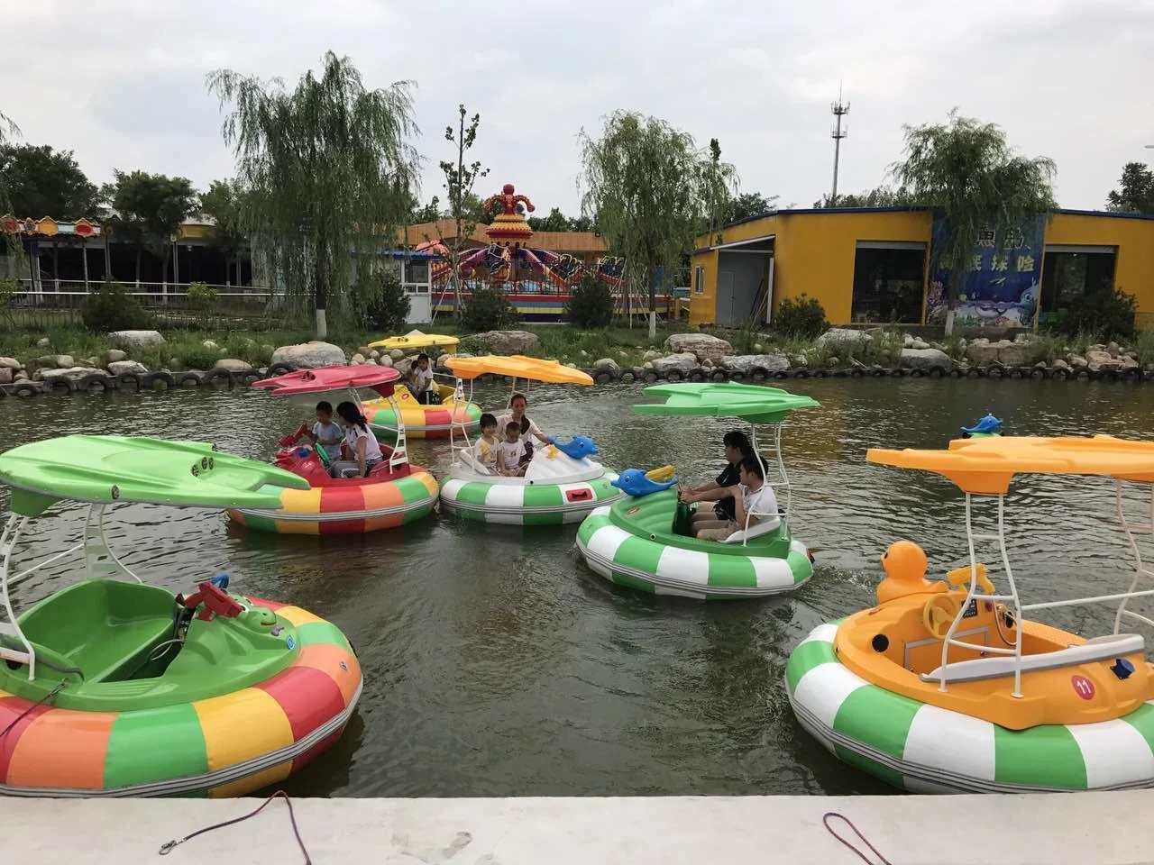Electric Motorized Inflatable Bumper Boat With Fiberglass Construction 2.1m Diameter 5-6km/h Speed For Sale