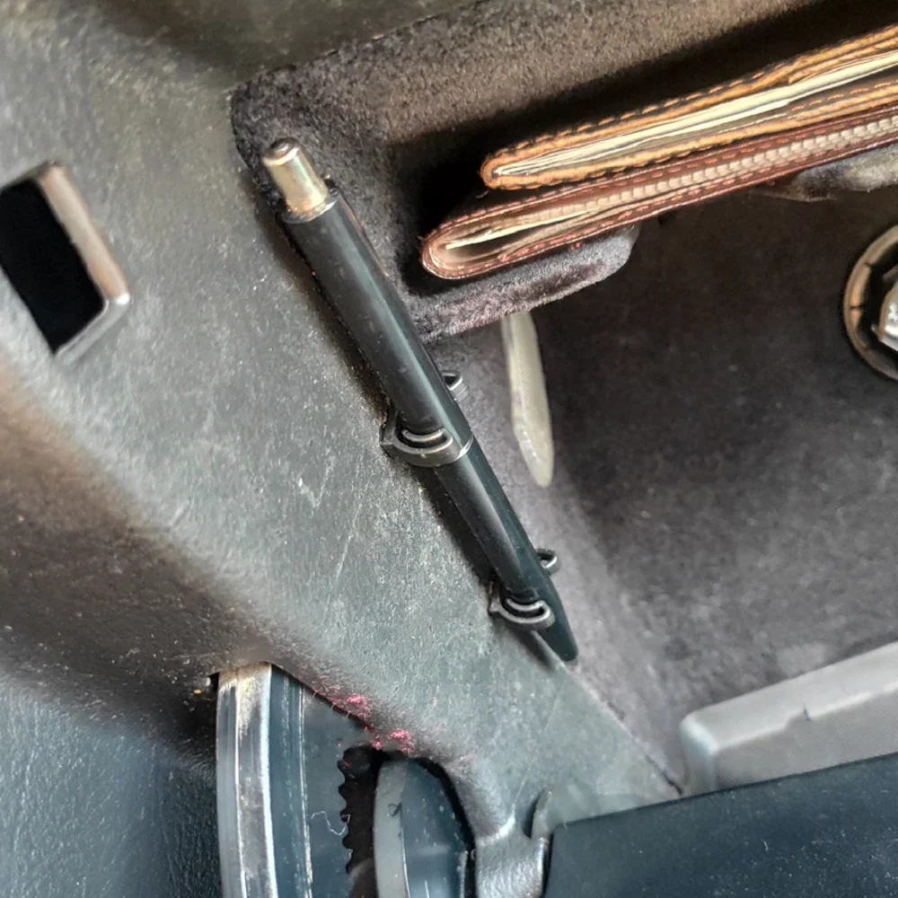 2PCS new Universal Car Glove Box Armrest Box Lock Pencil Tray Retaining Felt-tip Marker Pen Clamp Clip Rivet Bracket Fixed
