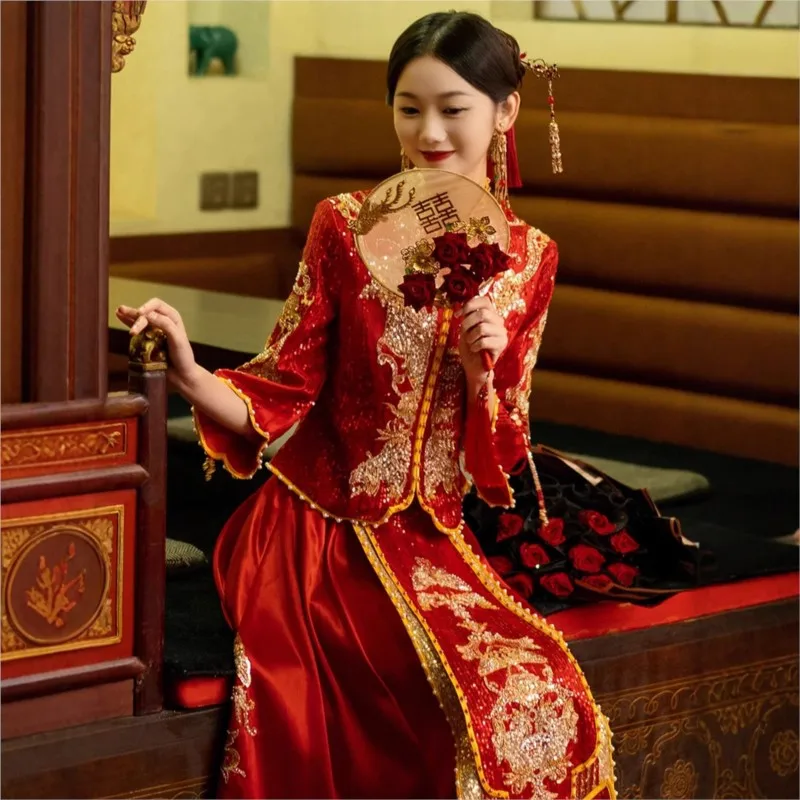 

New Chinese-style toasting and wedding attire