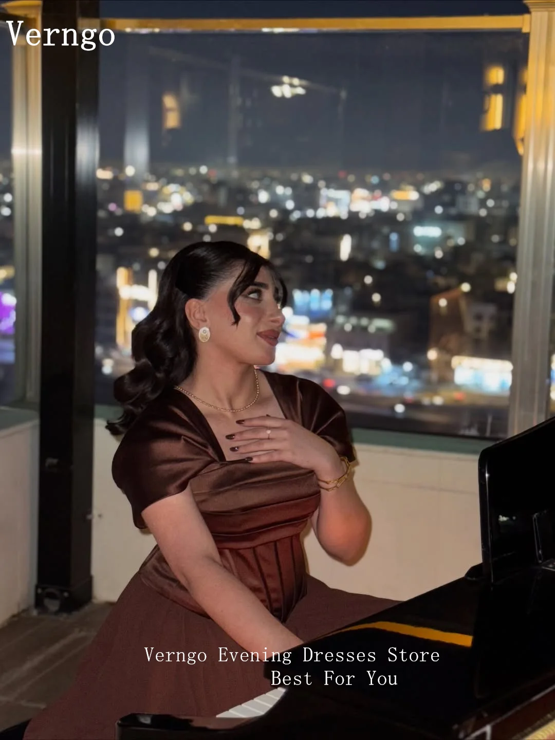 فستان سهرة من Verngo باللون العنابي من الكريب بياقة مربعة وأكمام قصيرة مناسبة رسمية فستان أنيق للحفلات حسب الطلب