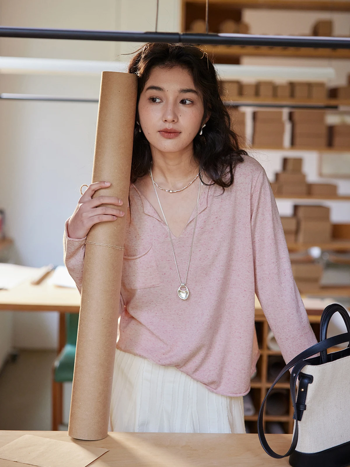 

Женская трикотажная футболка Solighter с V-образным вырезом, свободного кроя, с длинным рукавом, из смесовой ткани льна и шерсти, весна 2026, повседневная, стройнящая