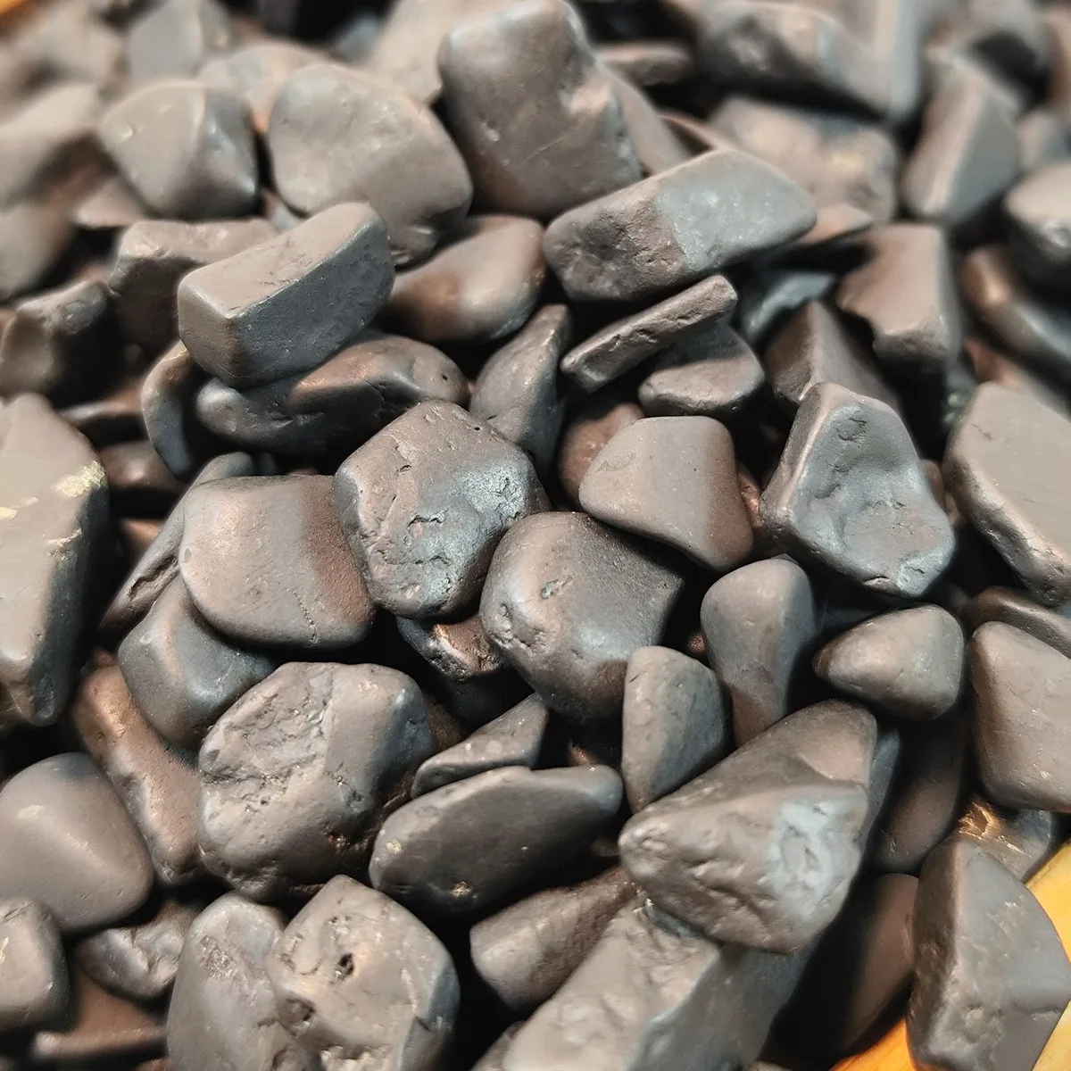 CHENYISHI 50%-70% carbon shungite elite grade raw stone fragments unpolished stone 2-3mm, EMF protection