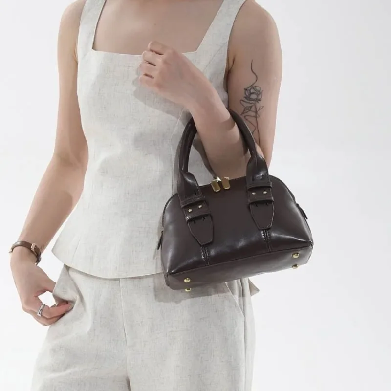 Luxury Brand Messenger Bag Women's Leather Finish Famous Designer Crafted Versatile and Functional