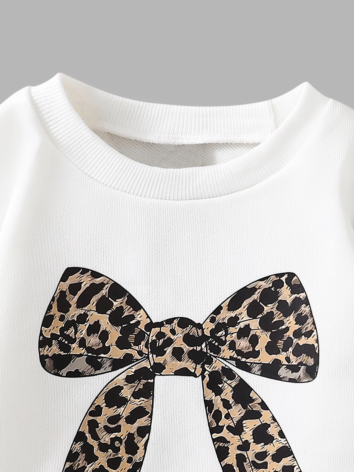 2-teiliges Mädchen-Outfit-Set mit Leopardenmuster für 4-8 Jahre, Langarm-Sweatshirt mit Leoparden-Schleifenmuster + weit geschnittene Hose mit seitlichen Schleifen – Detail 2