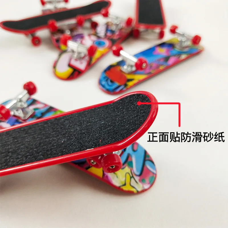 10 pz/borsa Creativo Del Fumetto Della Lega Fingerboard Skateboard Mini Finger Tavole Skate Truck Finger Skateboard Per I Bambini Giocattolo Regalo