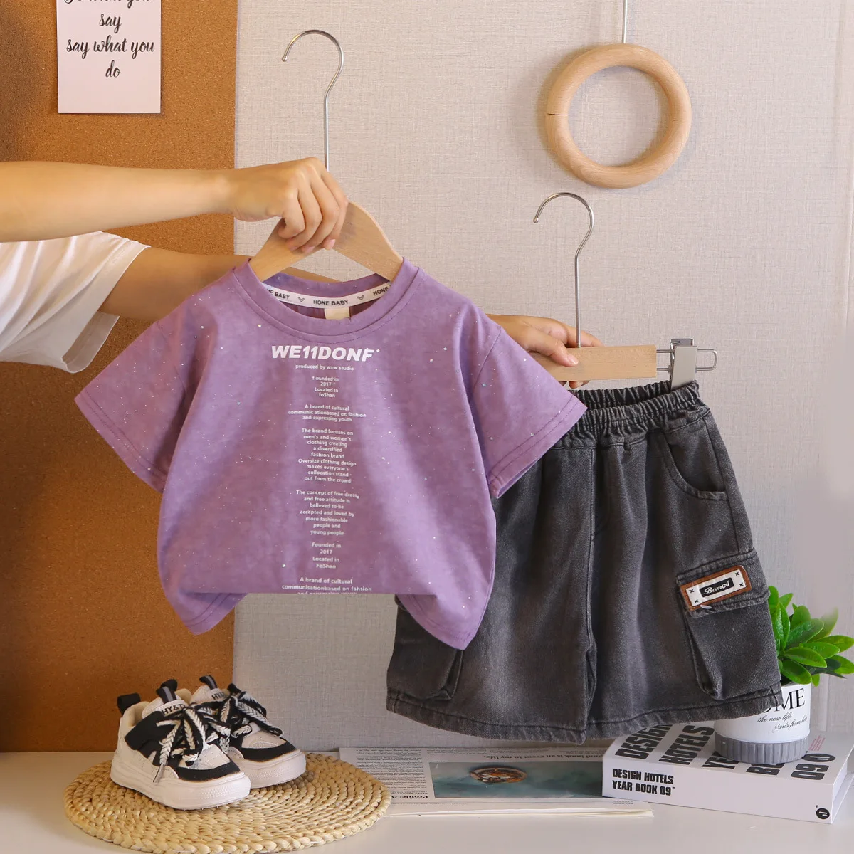 

Летний комплект для мальчиков: блестящая футболка с коротким рукавом + джинсовые шорты, 2 предмета, повседневный костюм для малышей, детская одежда