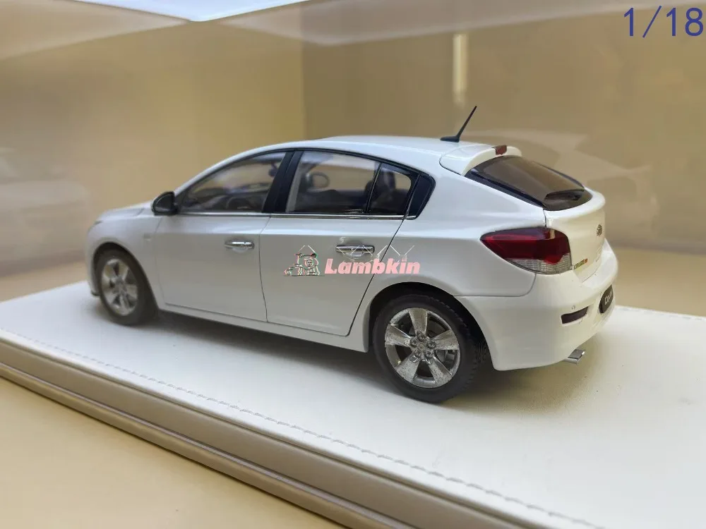 Original 1/18 chevrolet Cruze Hatchback New Classic Stock Home Static Display Car Decoration Gifts Birthday