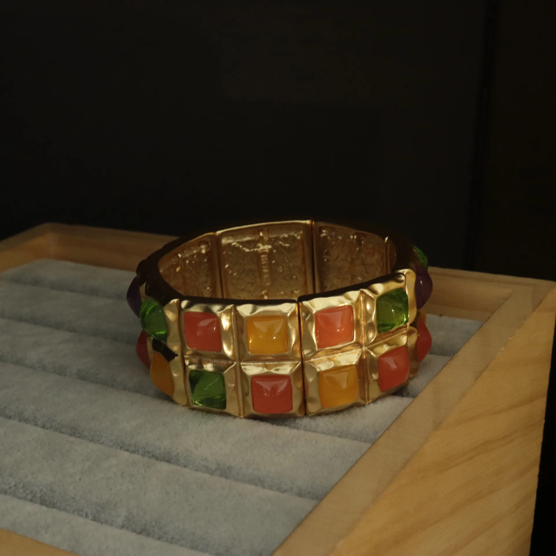 

New style European and American fashion colored resin inlaid bracelets, light luxury and exaggerated bangle jewelry for women