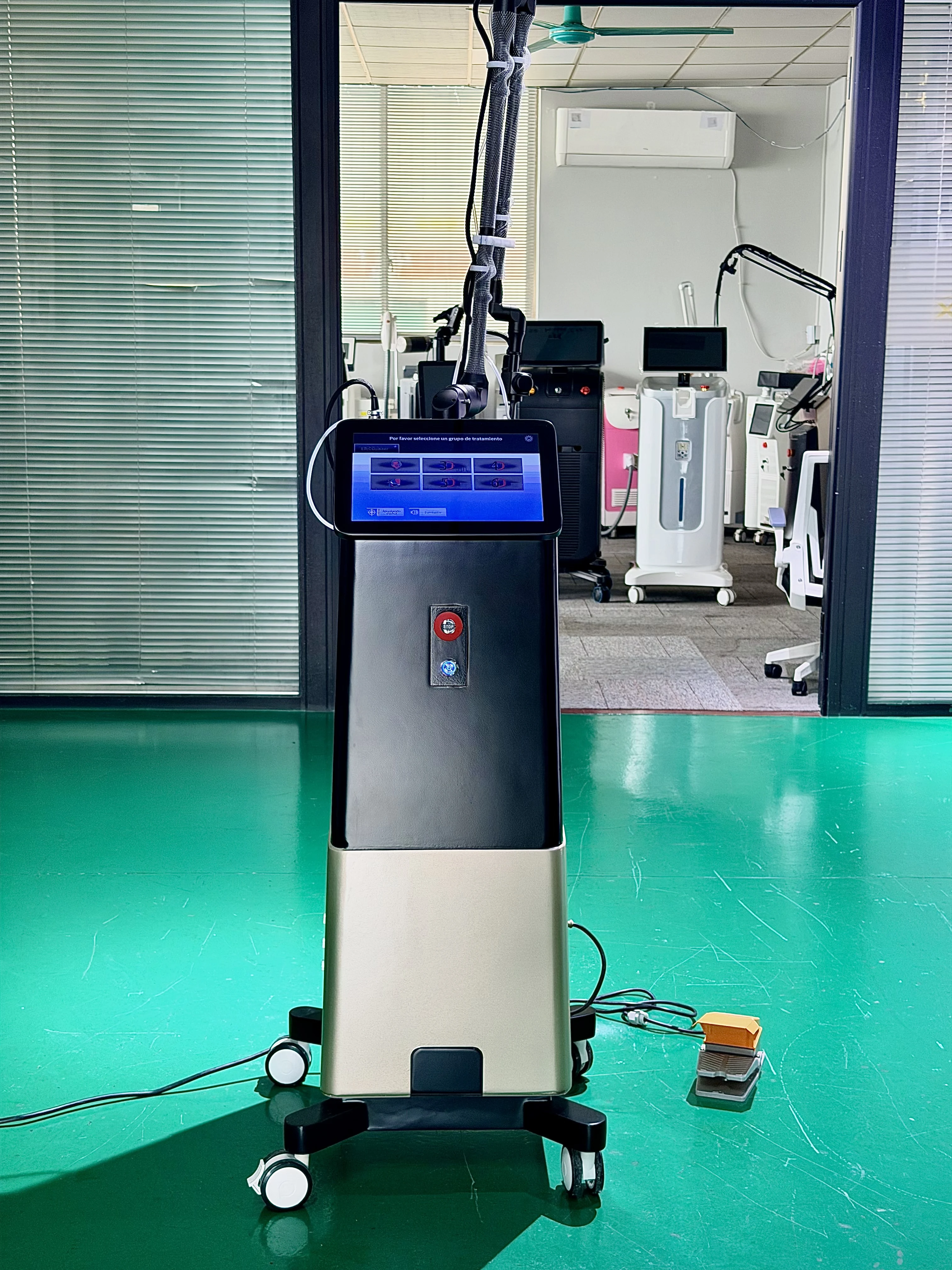 Vertical CO2 Fractional Lase Machine, Skin Resurfacing Scar Stretch Mark Wrinkle Acne Spot Removal Beauty Salon Equipment