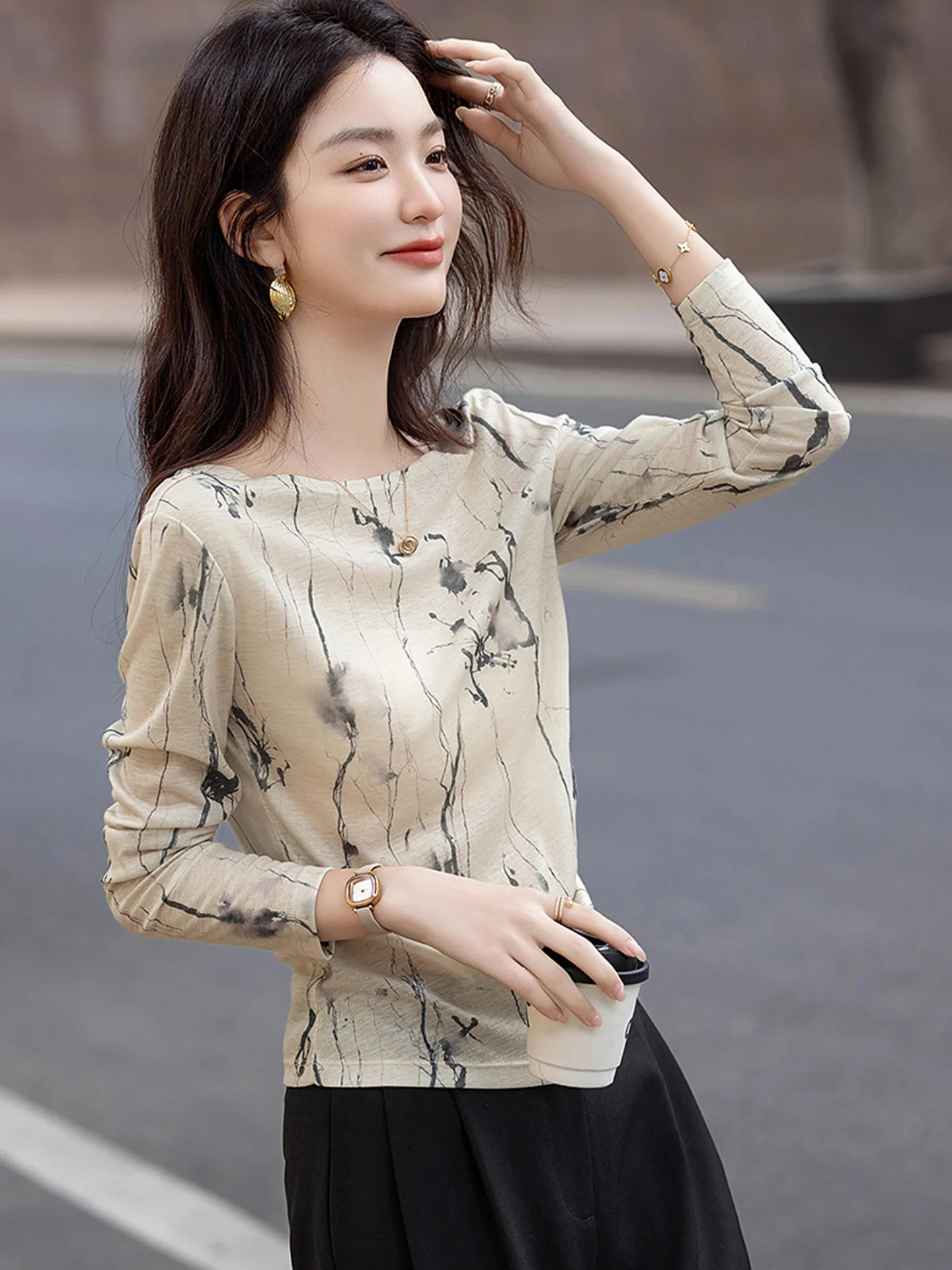 

Faionable Anti-Aging Long Sve Printed T-irt Women's Slim Fit Base irt Sli Design Commute Sle Korean Version
