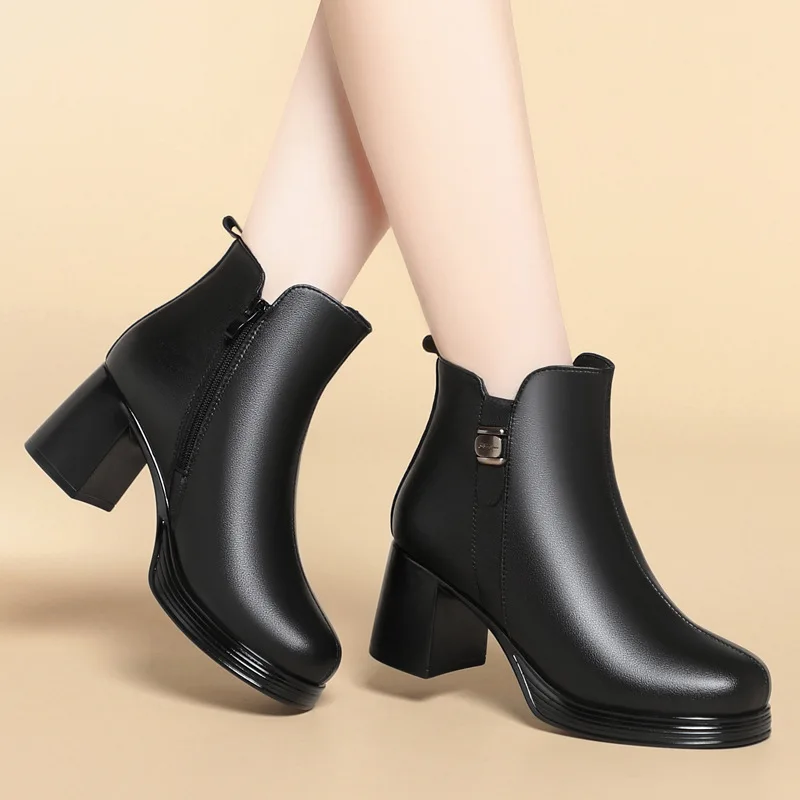 6 سنتيمتر كل مباراة أحذية نسائية أنيقة بوط من الجلد الطبيعي شتاء 2025 ميد كتلة الكعوب الدافئة قصيرة الفراء حذاء من الجلد لمكتب أمي