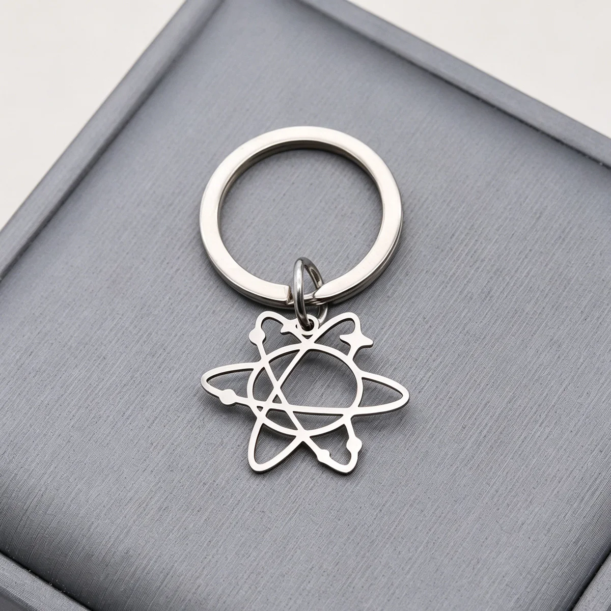 Simple Atomic Pentagram Shape Keychain for Women Stainless Steel Hollow Pendant Key Ring Girl Gifts Jewelry Decor Bag Accessorie