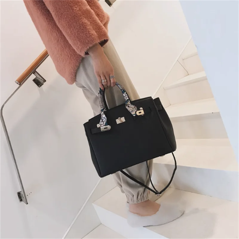 حقيبة بلاتينية بنمط ليتشي ، مادة PU ، حقيبة ذات سعة كبيرة للنساء ، الموضة والاتجاه ، حقيبة يد بتصميم حساس