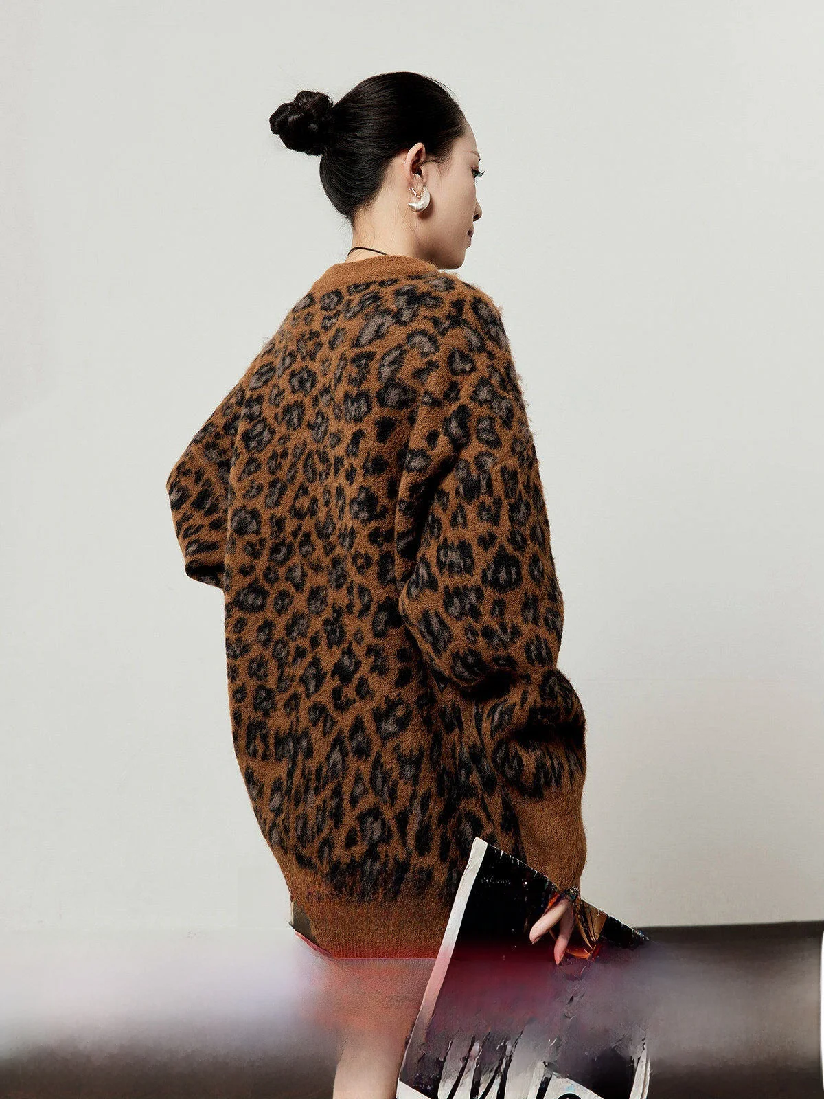 

Женский вязаный кардиган цвета хаки свободного кроя с круглым вырезом, с леопардовым принтом, повседневный, средней длины, дышащий, с длинными рукавами