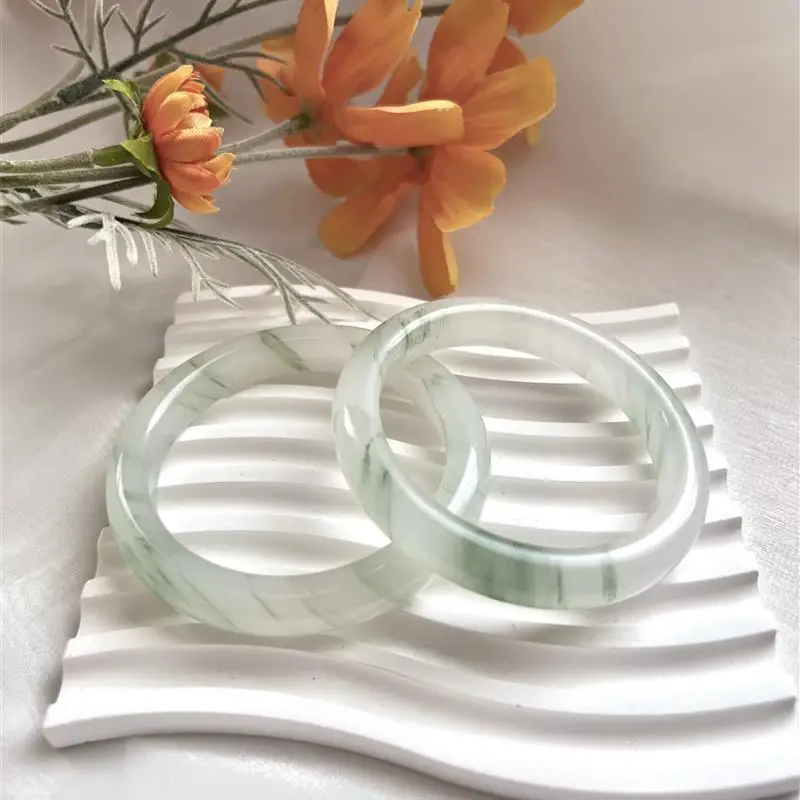 

Натуральный золотой шелк из Синьцзяна, нефрит класса А с цветочными узорами, браслет Тяньшань, снежно-зеленый, узкий, А-образный.