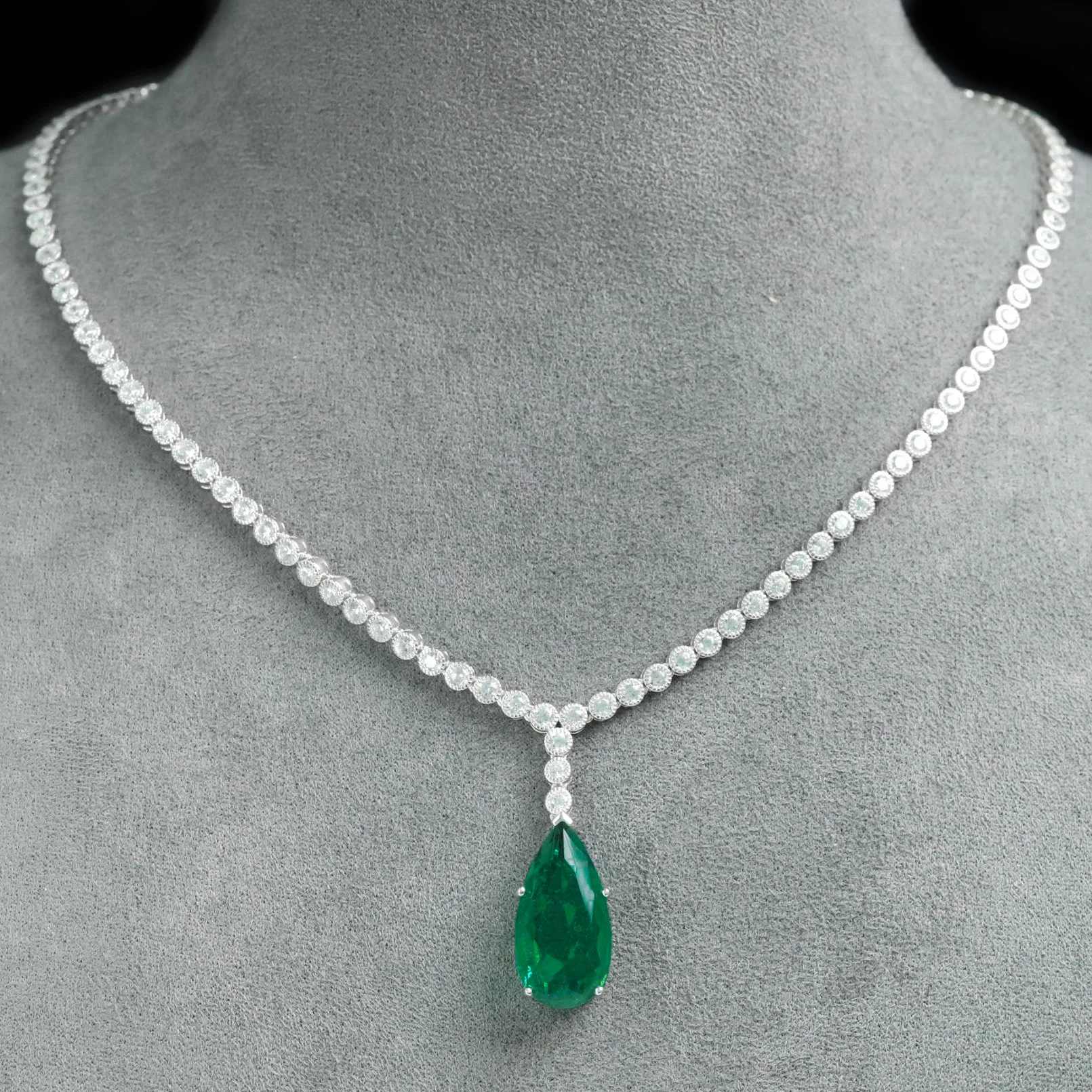 

New S925 Silver High Carbon Diamond Grandmother Green Water Drop Pear Shaped Cutting Fashion Necklace Wedding Jewelry