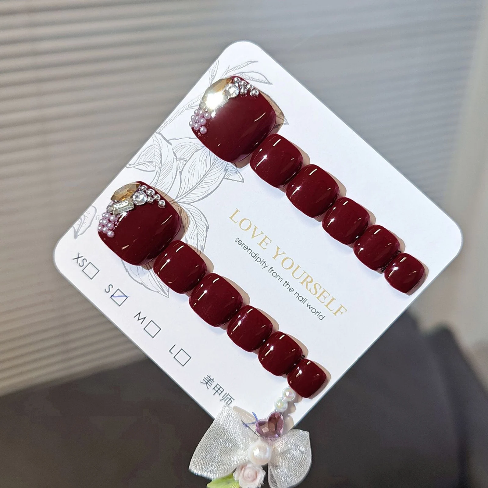 Presse à la main sur les ongles 12 pièces strass rouge faux ongles court carré bordeaux paillettes photothérapie faux pieds ongles portable