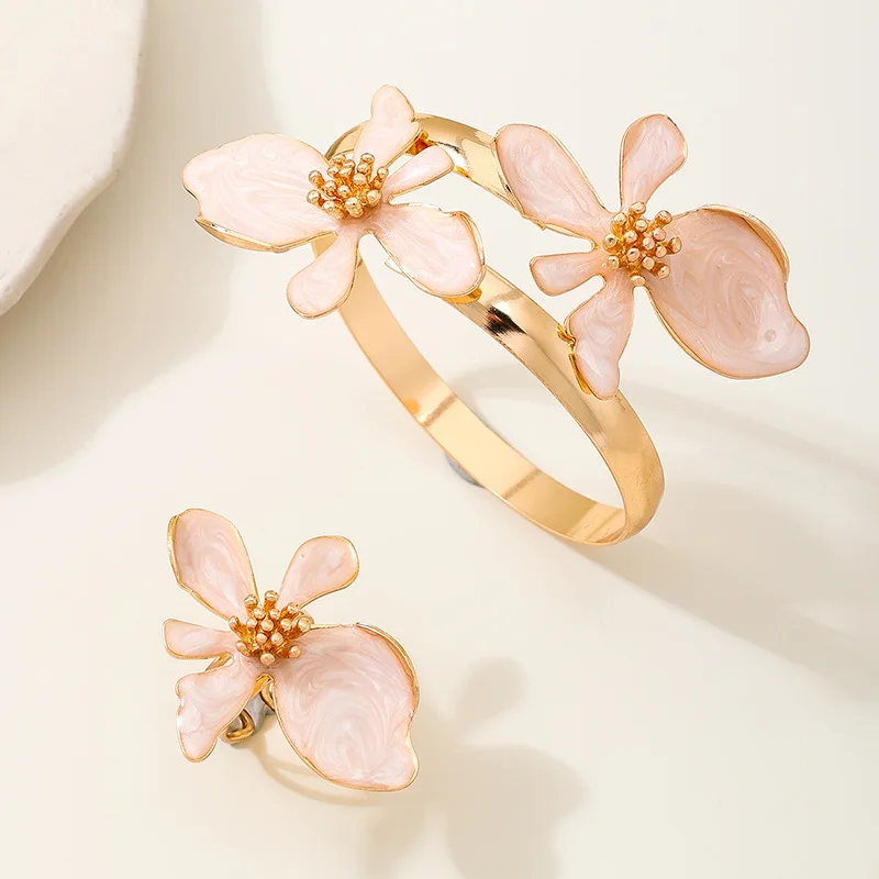 

Vintage Gold Color Enamel Flower Open Cuff Bracelets Rings for Women Exaggerated Holiday Style Flower Adjustable Bangle Jewelry