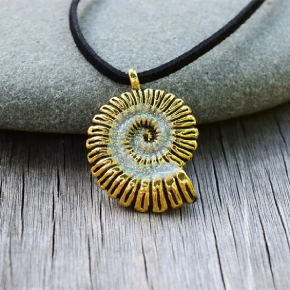 Glow in the Dark Conch Pendant Necklace Mermaid Spiral Fashion Jewelry Night Necklace Alloy Sea Shell Necklace Women