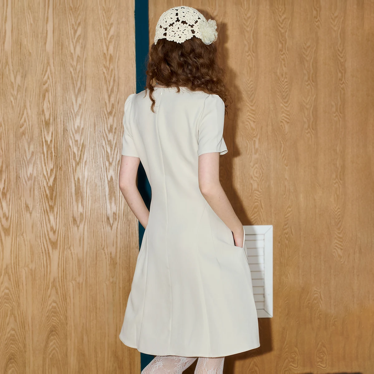 فستان نسائي صيفي موديل 2025 برقبة على شكل حرف v وأكمام قصيرة فستان صيفي بقصة ضيقة فستان يوم غير رسمي جذاب ملابس نهارية مريحة أنيقة