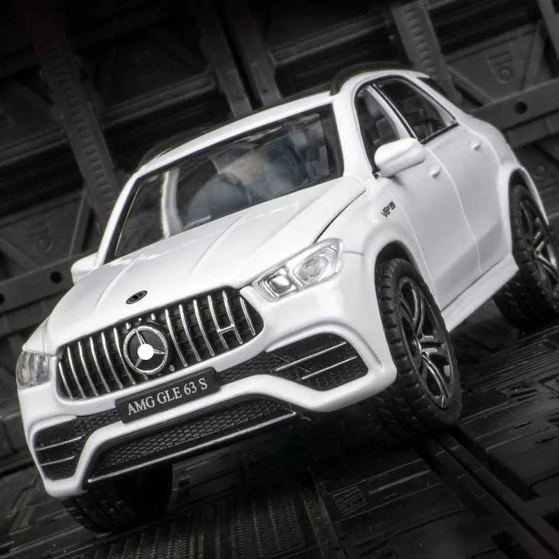 1:32 Mercedes GLE 63S Legierungs-Offroad-Modelltüren und die Fronthaube und die Kofferraumtür kann zu reichen Details geöffnet werden, feine Verarbeitung