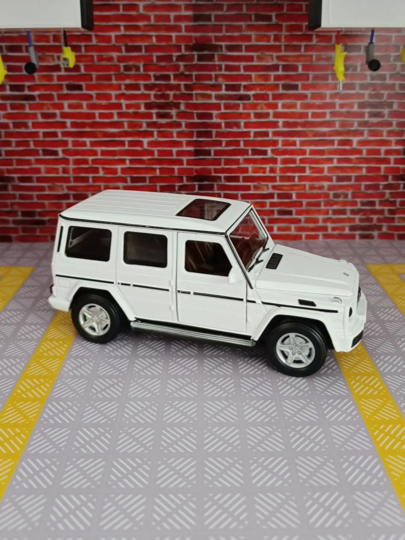 1:32 Mercedes-benz G350D Alloy Car Model With Pull Back Sound Light Gift Collection Diecast Toy Model