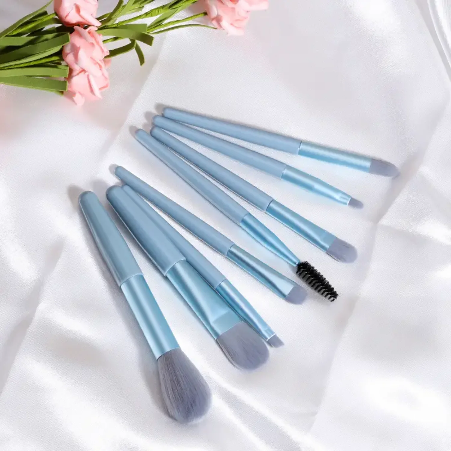 顔、目、唇用のポータブルメイクブラシ8本セット - アイシャドウ、眉毛コーム、まつげスプーリー、ファンデーション、パウダーが含まれます