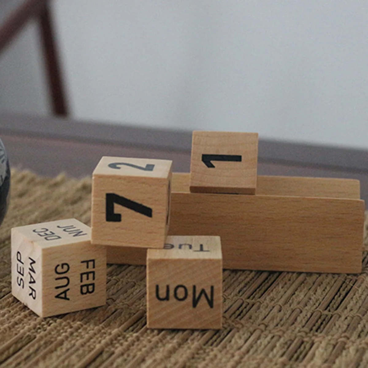 

Ручной настольный календарь из цельного дерева, креативное украшение для рабочего стола, украшение для офисного стола, гладкие края, натуральный материал