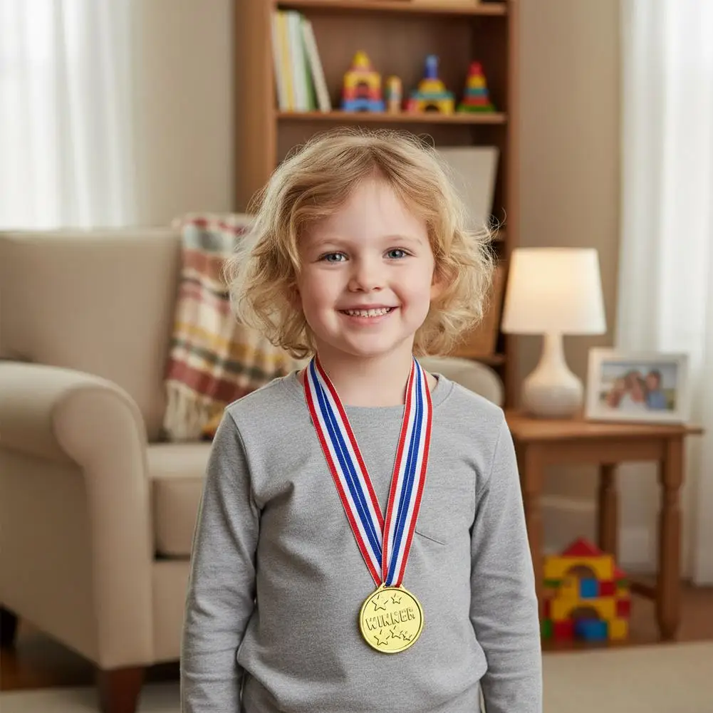 Fotografia 6: 10 medalhas de plástico douradas para crianças, com fitas vermelhas, brancas e azuis, para dia de esportes infantis, prêmios de competições escolares