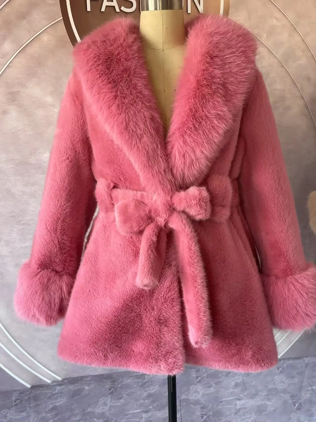 Luxury High Quality New Large Fur Collar Fur Coat Belt Slim Jacket Women Winter Warm Eco-Friendly Mink Fox Fur Coat Premium Tops