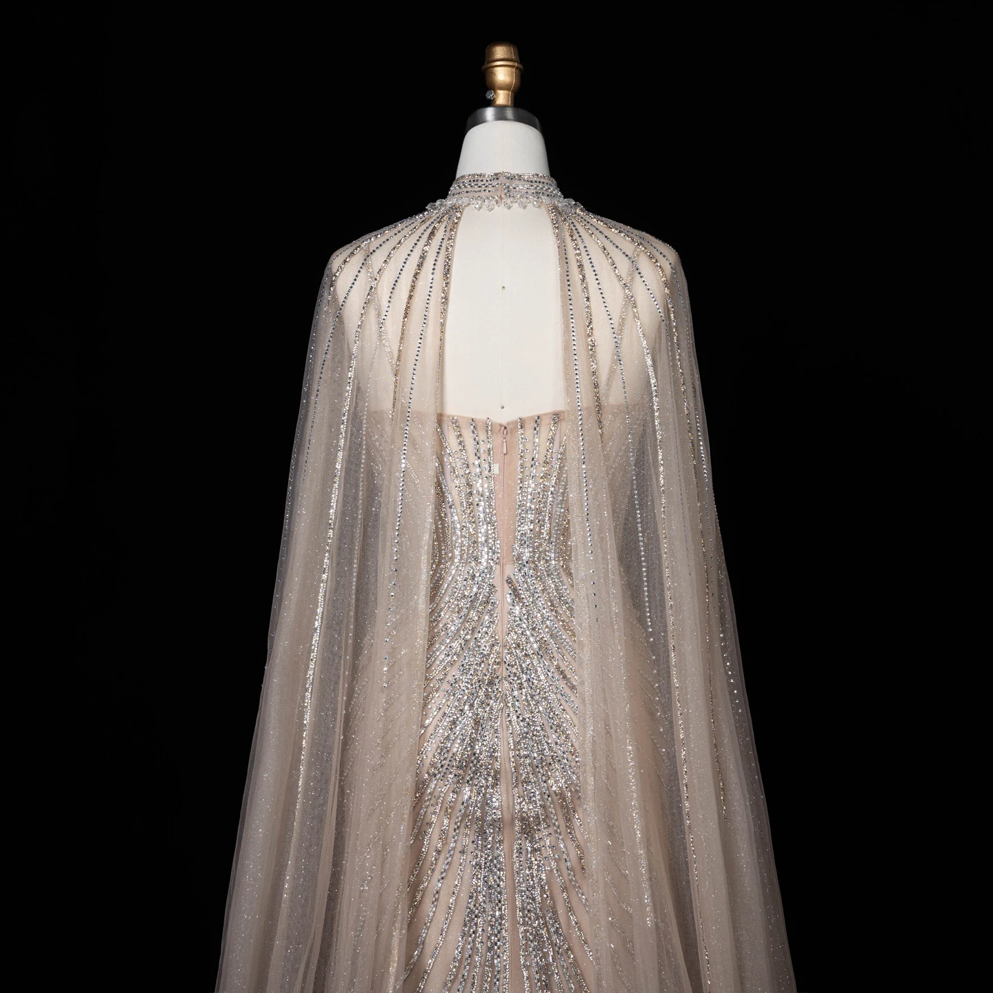 Sharon Said Luxuriöses lila Tüll-Abendkleid, stark perlenbestickt, hoher Kragen, Meerjungfrauen-Schnitt, langer fließender Umhang, formelle Partykleider SS114, maßgeschneidert – Detail 17
