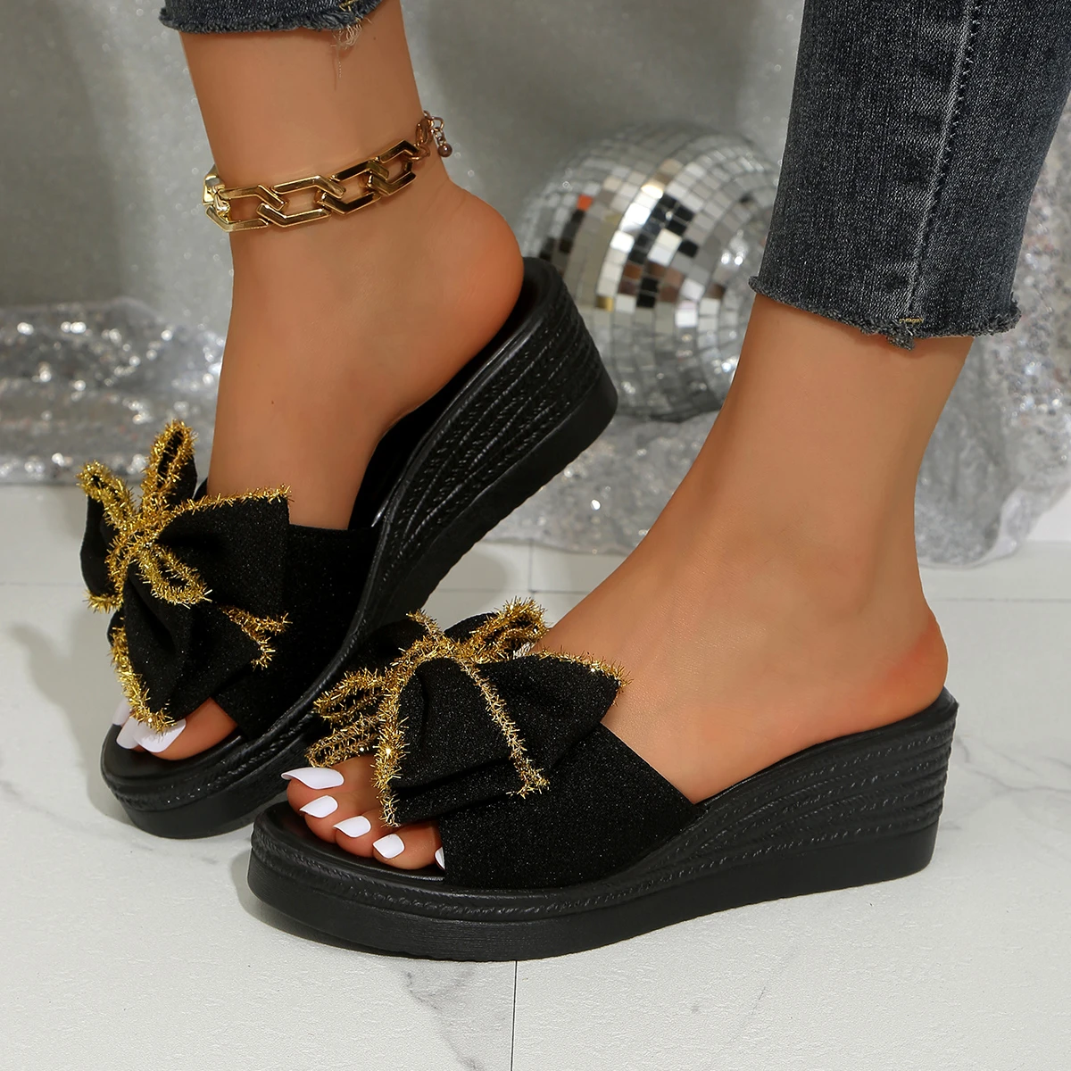 Vintage Nieten-Verzierte Keilsandalen für Damen 2026 Sommer High Heels Plateau-Sandalen Übergröße 43 Knöchelriemen Strandschuhe