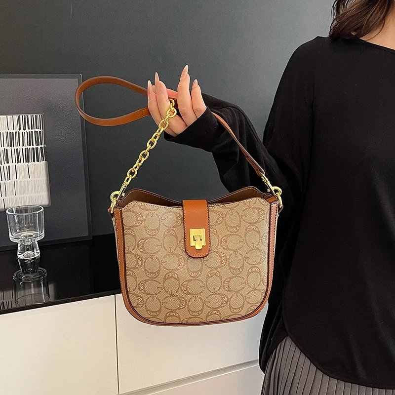 

Trendy Designer Paris Fashion Crossbody Bag For Women With High-End Luxury Leather Charm