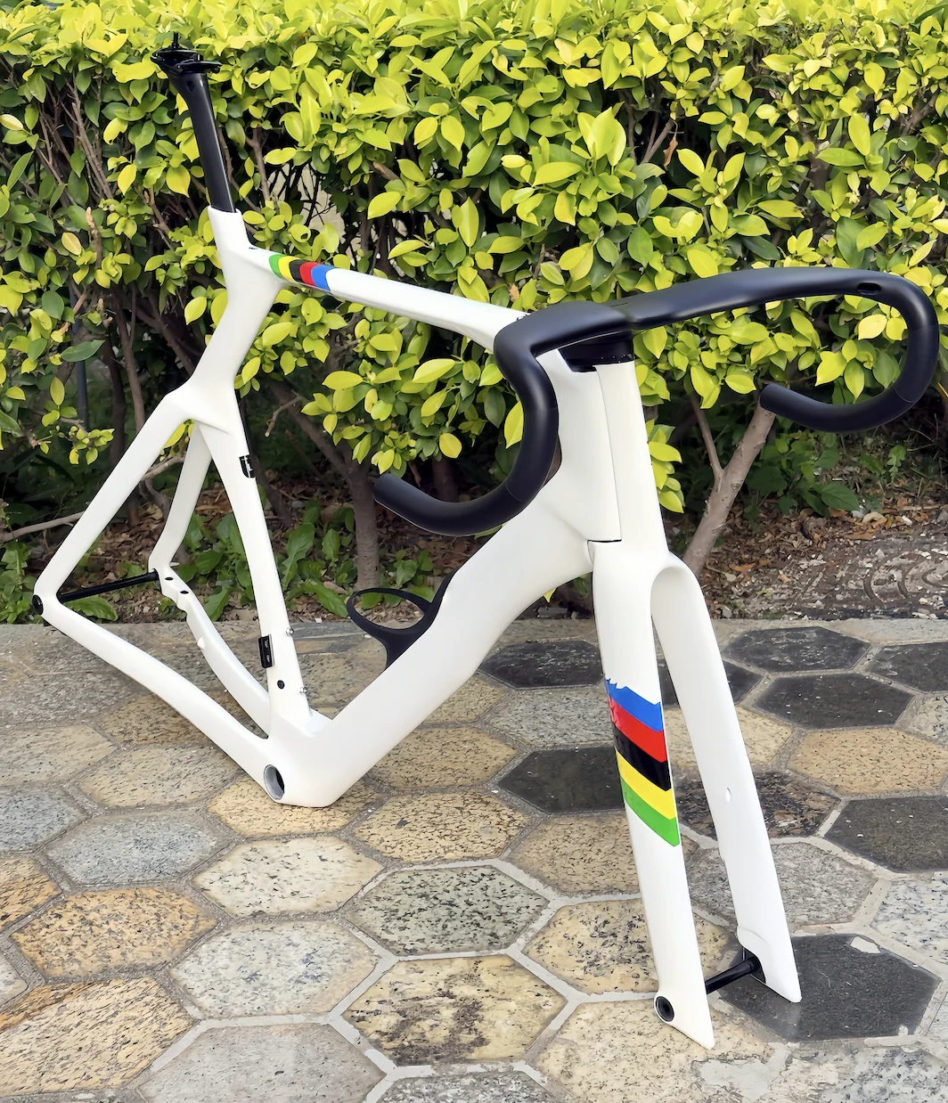 New Y1RS Road Bike Carbon Frame BSA 68mm Threaded Bottom Bracket Fully Internal Routing Gull-Wing Handlebar 700C Carbon Frameset
