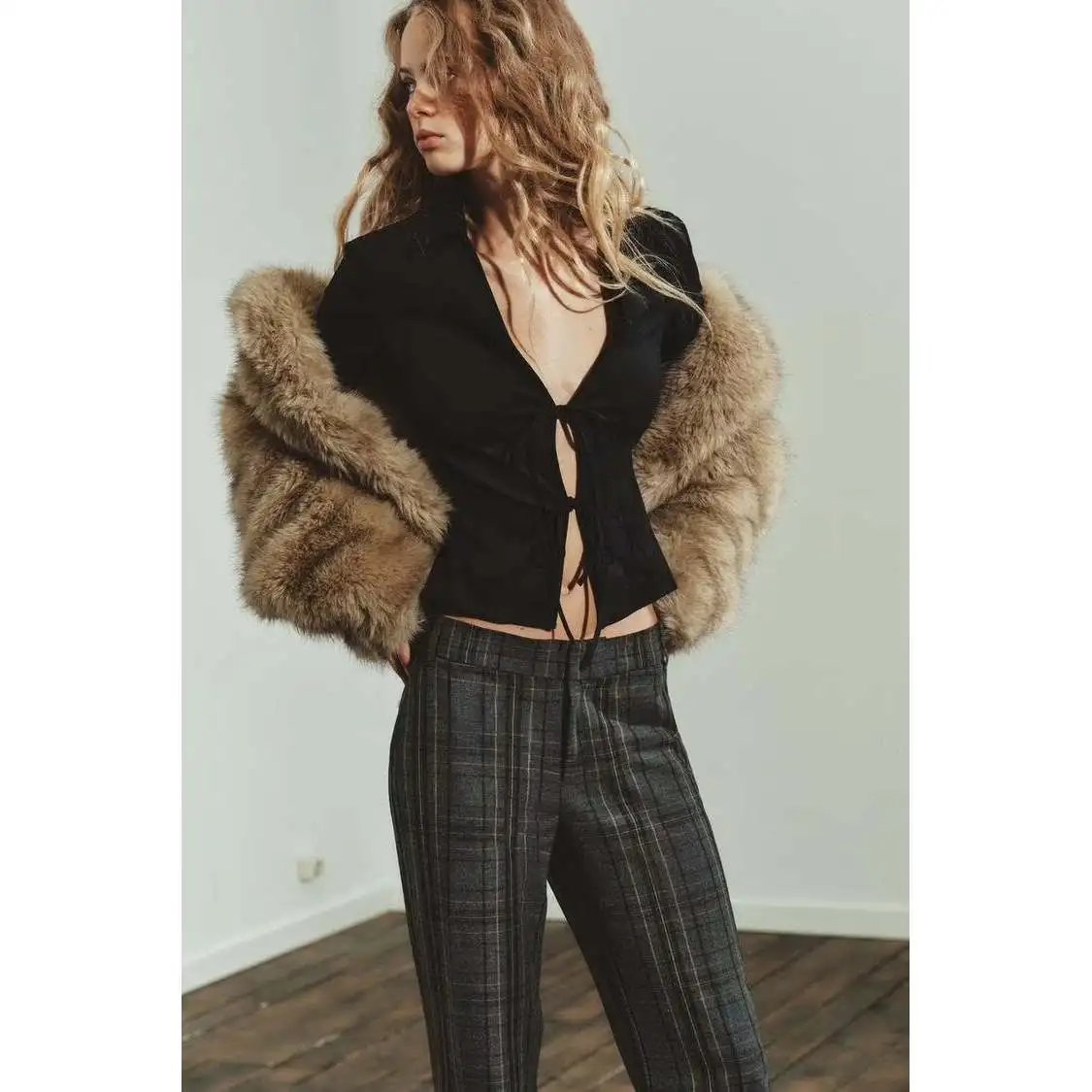 เสื้อผ้าผู้หญิงมาใหม่สำหรับฤดูใบไม้ร่วงและฤดูหนาว ผ้ากำมะหยี่แฟชั่น พร้อมเข็มขัด ทรงหลวม ผ้าโพลีเอสเตอร์ แขนยาว คอปกคลาสสิก