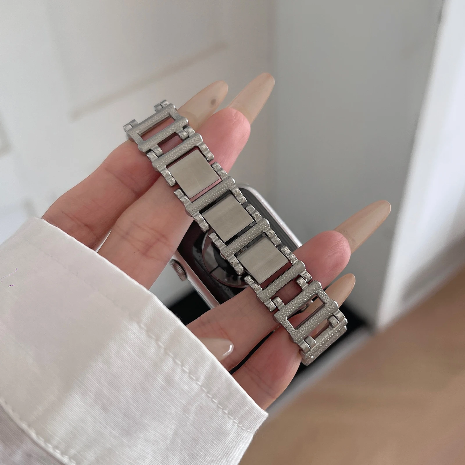 حزام معدني لسوار ساعة أبل للرجال والنساء من الفولاذ المقاوم للصدأ لساعة Iwatch 987654 SE Ultra40 41 44 45 مم خطوات مجوفة للمعصم