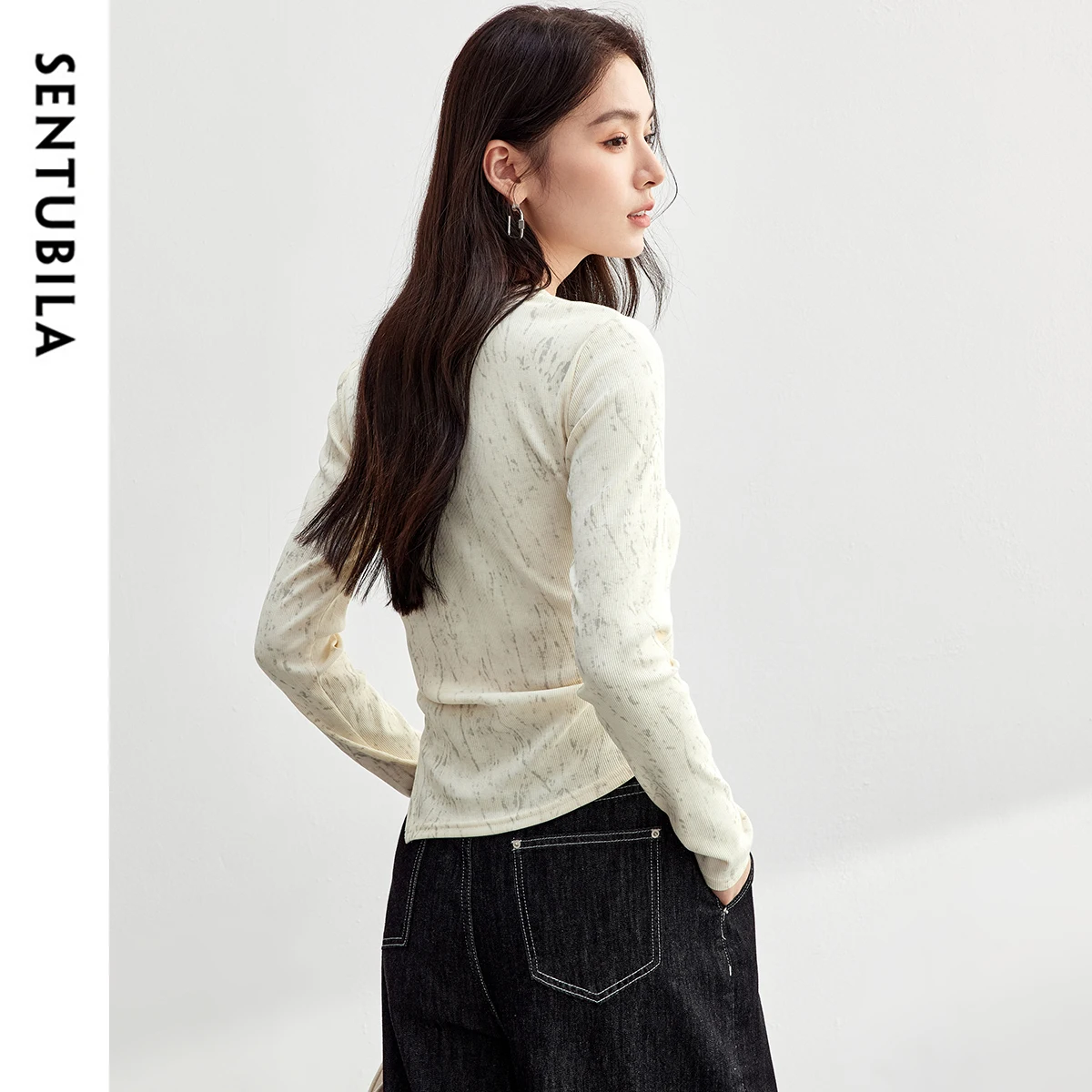 SENTUBILA القطن تي شيرت مطبوع المرأة طيات غير النظامية محبوك الجولة الرقبة طويلة الأكمام بسيطة المحاصيل القمم 2025 ربيع 151T58434