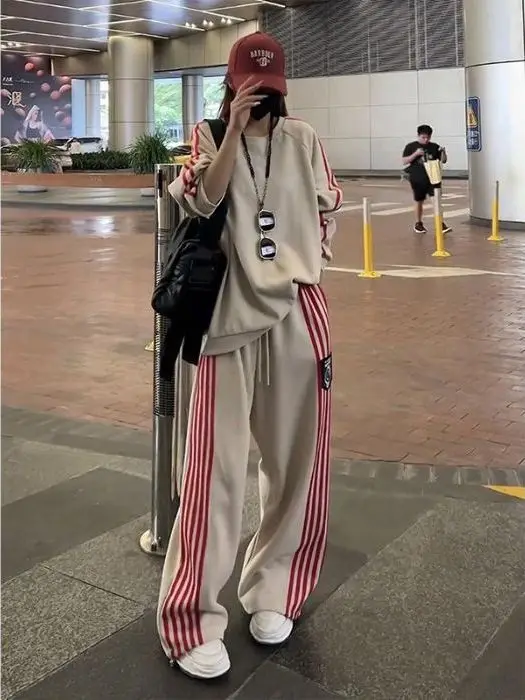 ชุดลำลองแฟชั่นสปอร์ตไซส์ใหญ่ 300 สำหรับผู้หญิง ชุดเซ็ตสองชิ้น เสื้อสเวตเตอร์ทรงหลวม ใส่สบาย ช่วยให้ดูผอมลง เหมาะสำหรับฤดูใบไม้ผลิและฤดูใบไม้ร่วง