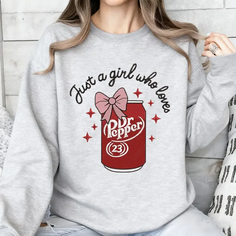 

Just A Girl Who Loves Dr Pepper, пуловеры с круглым вырезом, забавные женские толстовки с капюшоном, модная повседневная уличная одежда Y2k