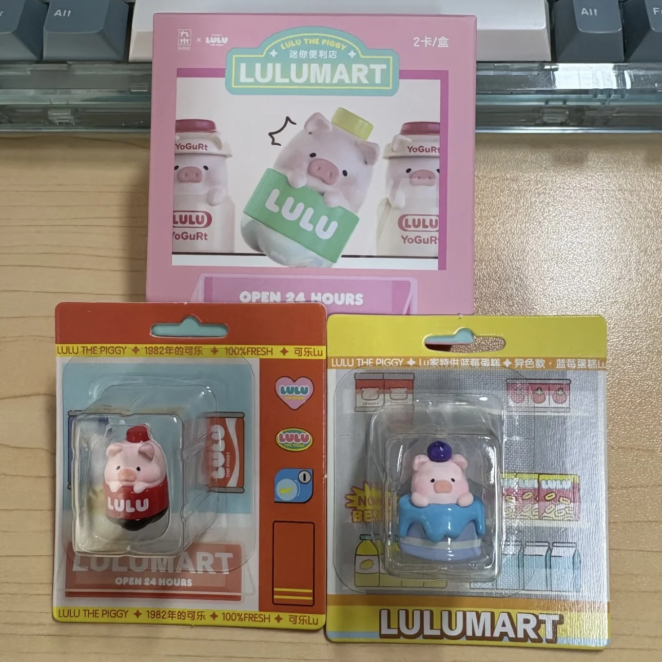 กล่องสุ่มของเล่นสุดฮิต ตุ๊กตาหมูลูลู่จิ๋ว ซีรีส์ร้านสะดวกซื้อ น่ารัก กล่องเซอร์ไพรส์ ของตกแต่งโต๊ะทำงาน