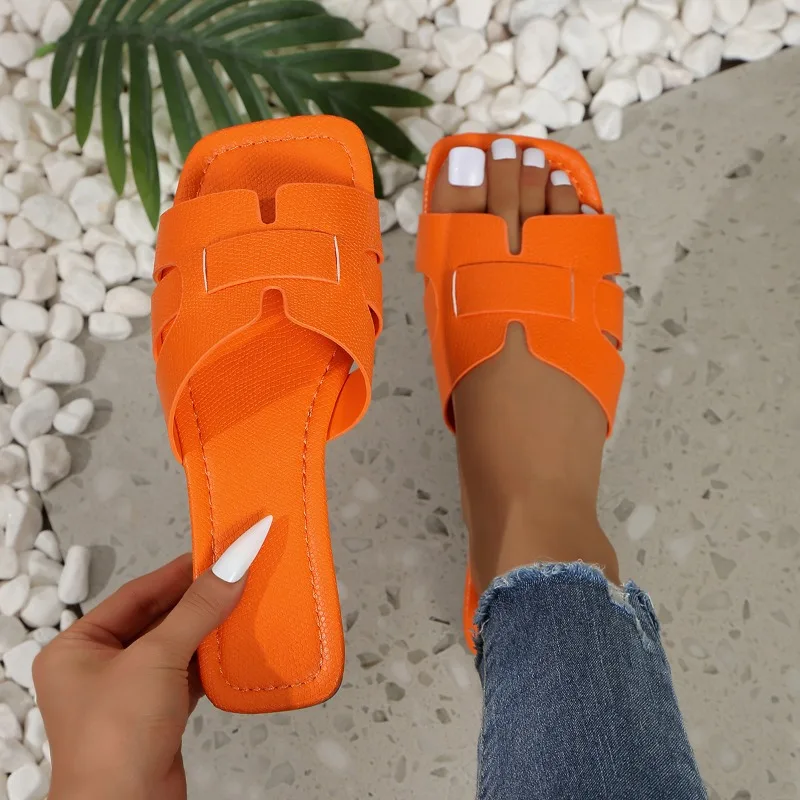 

Сплошные легкие тапочки на плоской подошве. Женщины носят пляжные сандалии.