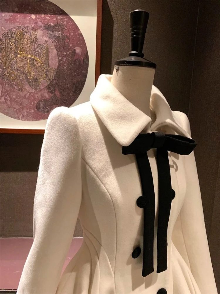 Płaszcz wełniany damski w stylu francuskim z kokardą, nowy, zimowy, elegancki, wyszczuplający płaszcz wełniany w stylu Hepburn, modny projekt na imprezę, odzież 2025