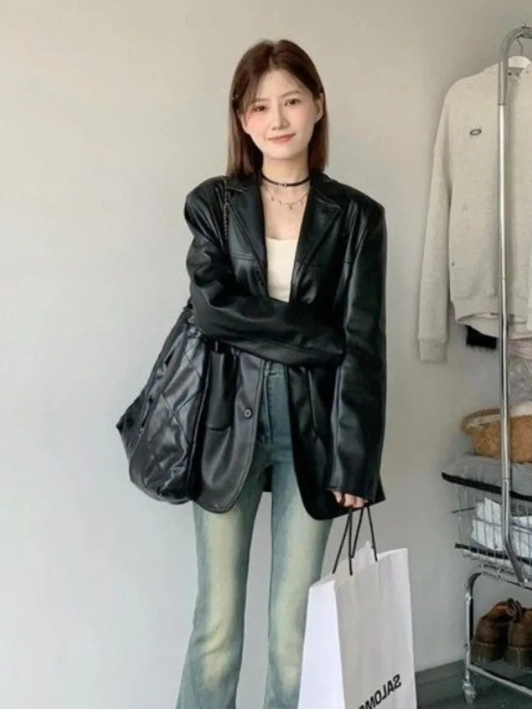 Czarna, długa kurtka skórzana z dużymi kieszeniami, damska, codzienna, luźna kurtka motocyklowa, modna kurtka skórzana damska, jesień 2025, streetwear, koreański styl.